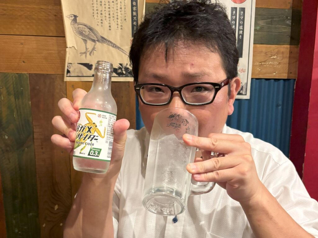 タガメサイダーを飲む橋本の画像