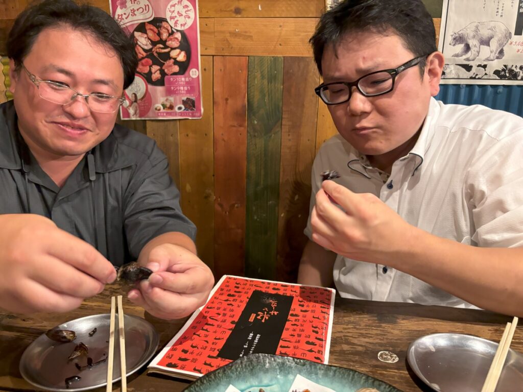 カブトムシを食べて渋い顔の橋本と田中の画像