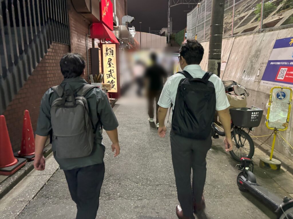 帰路につく橋本と田中の写真